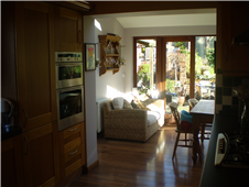  Shaker style oak kitchen with laminate floor